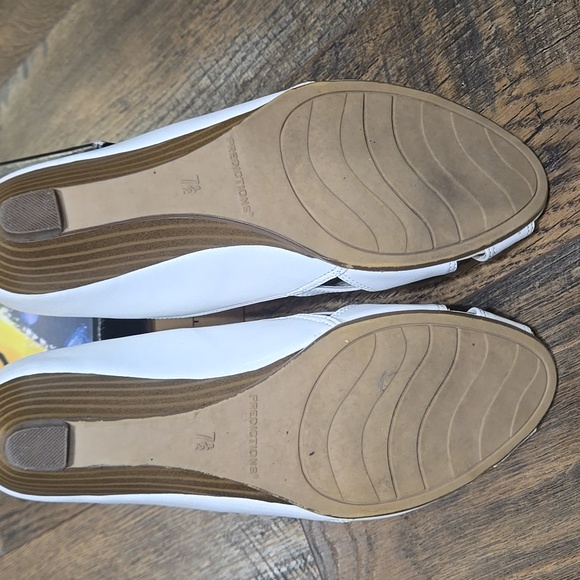 Predictions Women's Cream Peep Toe Wedges - Picture 4 of 4